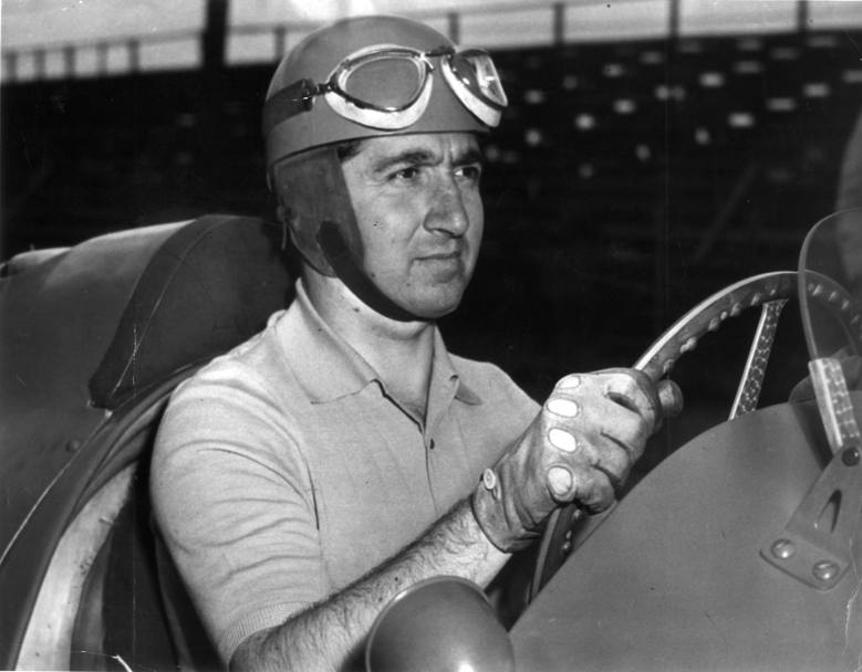 Alberto Ascari (1918- 955)  l’ultimo  italiano ad aver vinto il mondiale piloti. Ci  riuscito due volte, nel 1952 e nel 1953 negli anni delle sfide con Juan Manuel Fangio. Muore in un incidente in pista a Monza a 37 anni.